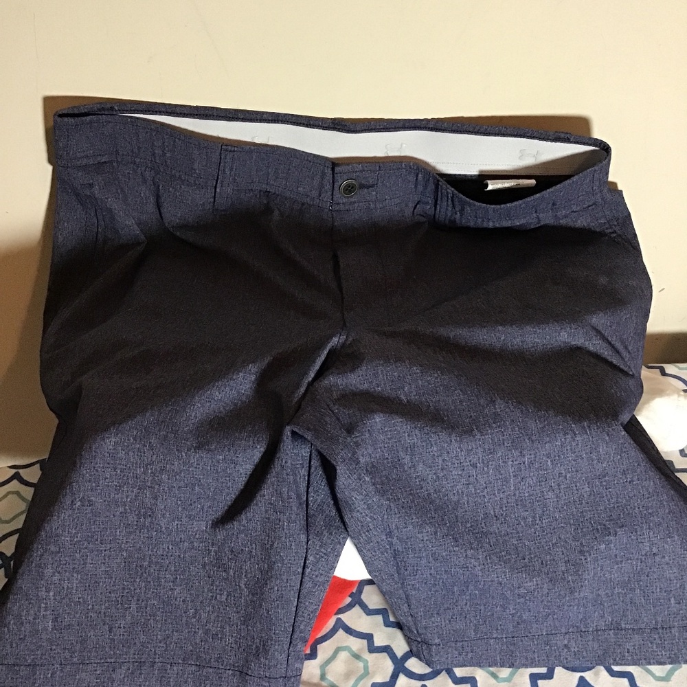 😎#372, Under Armour, size 38, new condition, golf shorts
